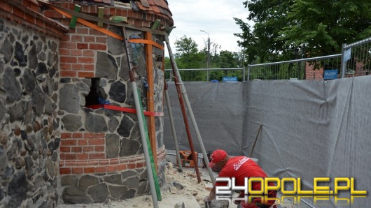 W Niemodlinie naprawiają zabytkową basteję. Uderzył w nią samochód 