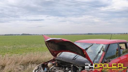 Dachowanie samochodu na drodze do Objazdy. 18-latka trafiła do szpitala, droga zablokowana
