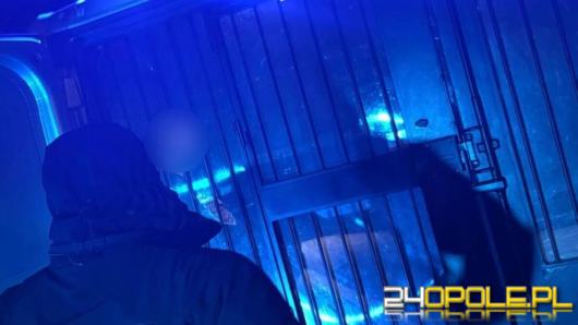 Zaatakował policjantów podczas nocnej interwencji. 35-latek z zarzutami