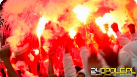 Odpalił racę na trybunach. Nieodpowiedzialne zachowanie 22-latka