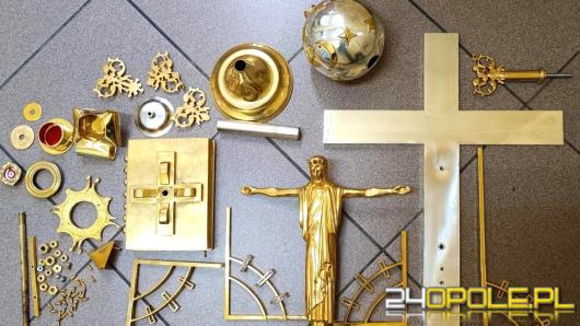 Urządzali się po kościelnemu? Para wyniosła sprzęty liturgiczne i pieniądze z tacy