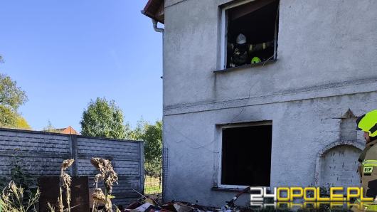 Pożar domu jednorodzinnego w Makowicach. Osiem zastępów straży pożarnej na miejscu