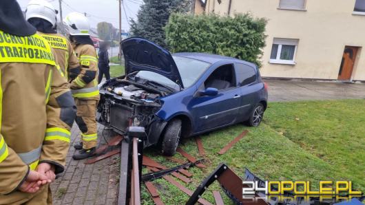 Renault Clio wypadło z drogi na DW414. Samochód uderzył w ogrodzenie