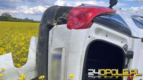 Wypadek na trasie Tułowice Małe - Skarbiszowice: Kierująca Peugeotem dachowała na polu