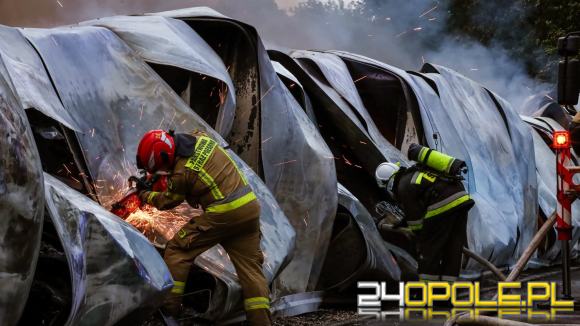 Pożar hal magazynowych w Kędzierzynie-Koźlu. Strażacy nadal walczą z ogniem (Aktualizacja)