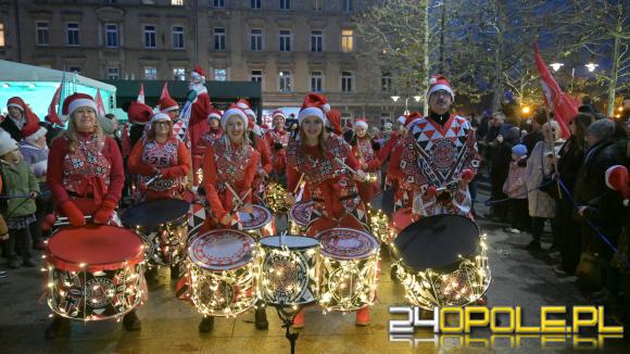 XI Marsz Mikołajów w Opolu. Barwny korowód i świąteczne animacje