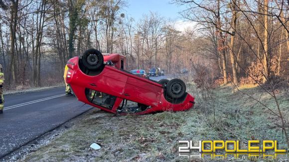 Dachowanie w Miedzianej. Jedna osoba trafiła do szpitala po porannym zdarzeniu drogowym
