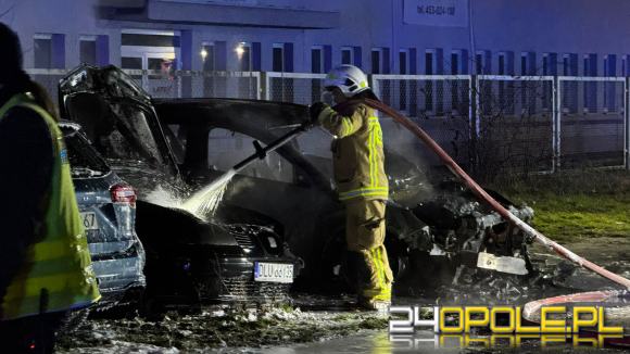 Pożar czterech pojazdów na ulicy Wspólnej. Na miejscu sześć zastępów