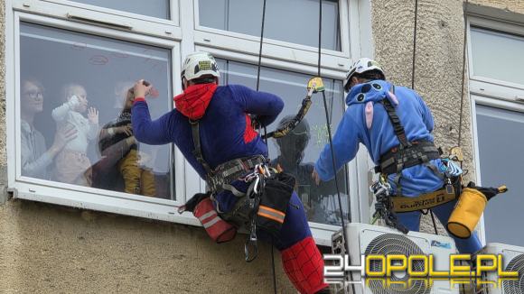 Z dachu Uniwersyteckiego Szpitala w Opolu zjechali superbohaterowie