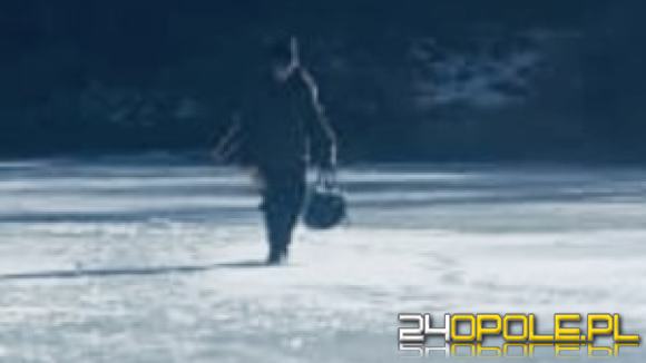 Wędkował na kruszejącym lodzie stawu, a nastolatek mu się przyglądał