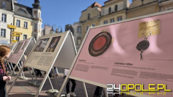 Na rynku w Opolu stanęła wystawa "Opolanki". Przypomina kobiety ważne dla historii miasta