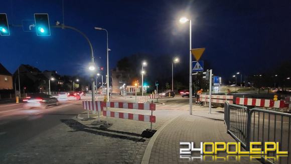 Awaria wodociągu przy Niemodlińskiej. Utrudnienia dla pieszych i autobusów