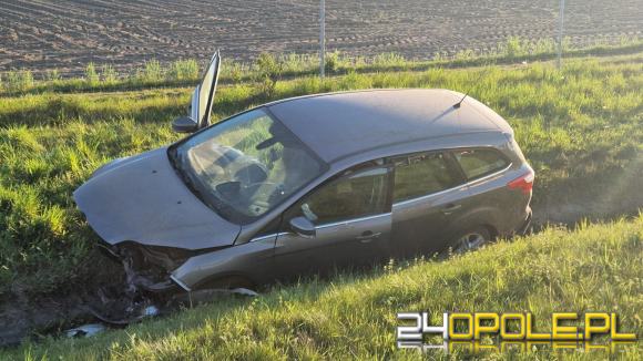 Wypadek na A4. Auto wypadło z jezdni, dwie osoby w szpitalu