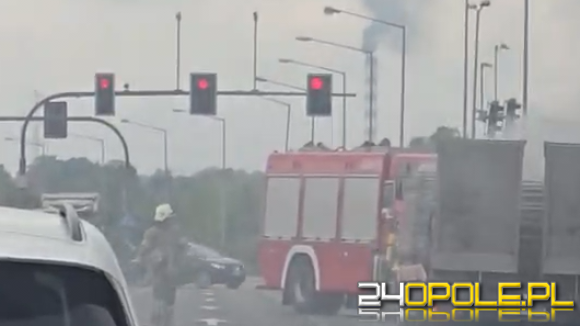 Samochód ciężarowy zapalił się na obwodnicy Opola