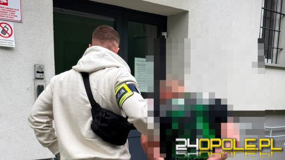 Skakał po dachu i masce zaparkowanego auta. 28-latek usłyszał zarzuty