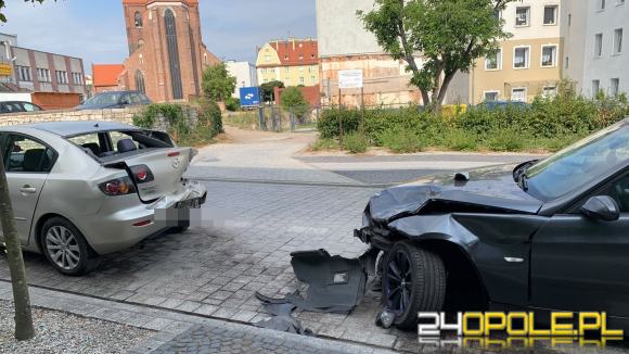 Kierowca bmw uderzył w zaparkowane auta i uciekł. Policja szuka sprawcy