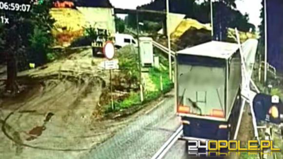 O krok od tragedii. Opadające rogatki zablokowały naczepę tira 