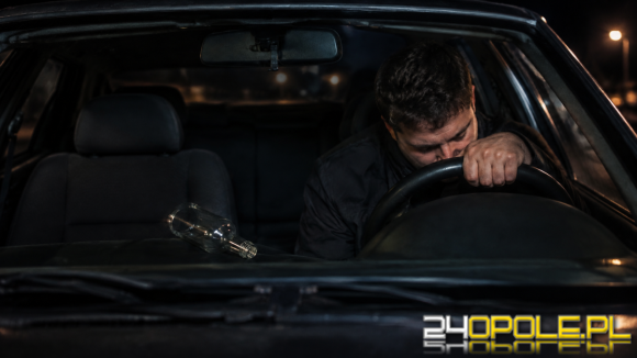 Miał blisko 2,5 promila i uderzył w zaparkowane auto. 28-latek deportowany