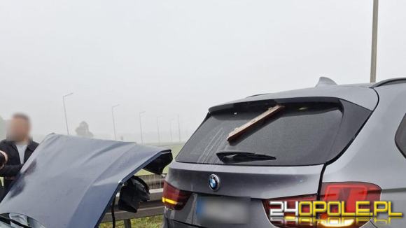 Kolizja trzech samochodów na A4. Zablokowane dwa pasy w kierunku Katowic