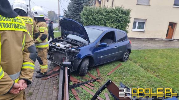 Samochód osobowy uderzył w ogrodzenie w Złotnikach