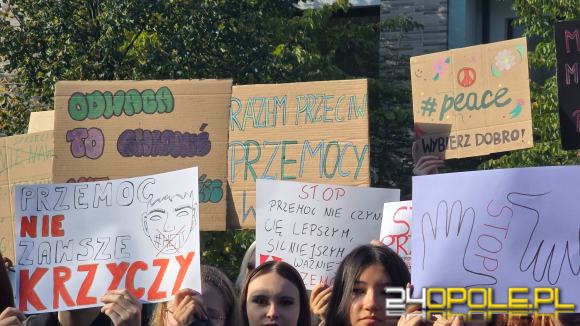 Opolscy uczniowie razem przeciwko przemocy i ważny apel: "Mamo, tato, porozmawiajmy"
