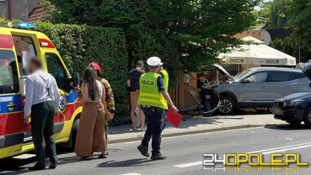 Chwila nieuwagi czy zasłabnięcie? Auto zakończyło jazdę na ogrodzeniu