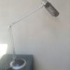 Lampa biurkowa z ruchomym ramieniem i regulacją ustawienia w 3 płaszczyznach.