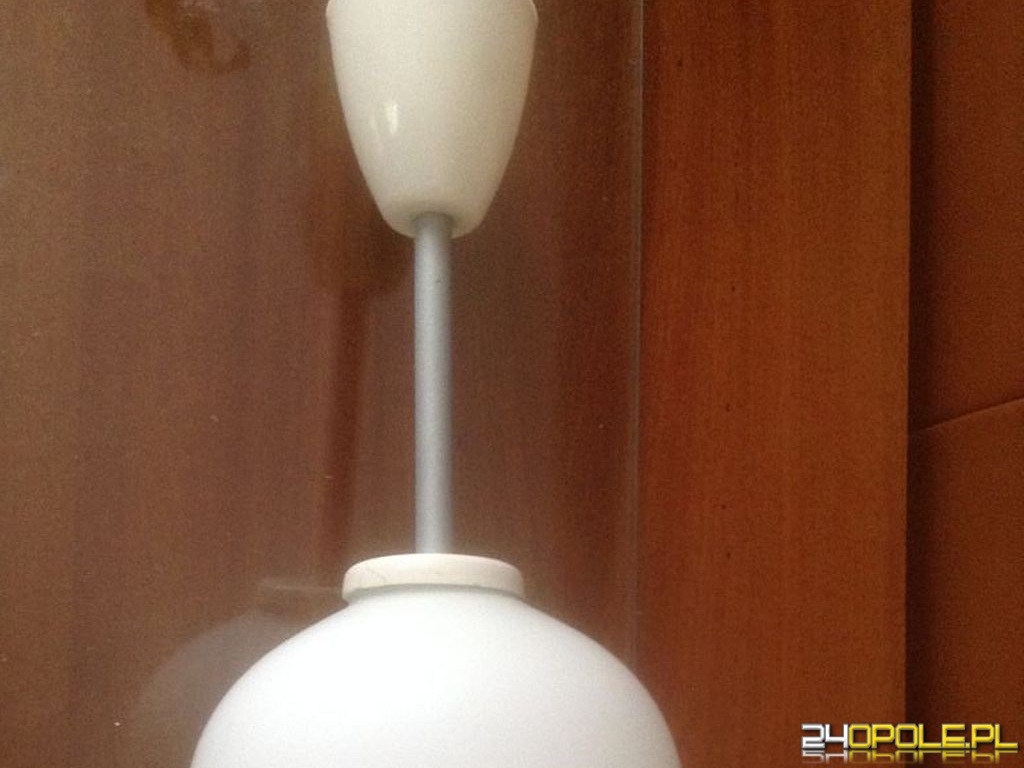 Lampa wisząca z kloszem z matowego białego szkła.