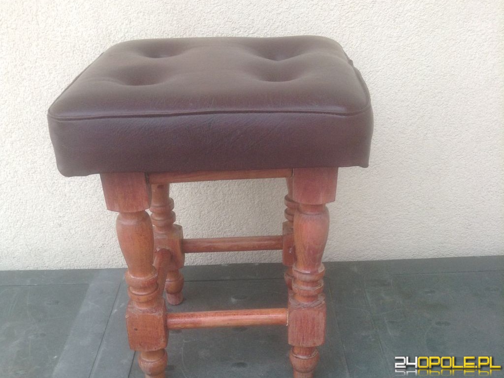Taboret z miękką tapicerką ze skóry ekologicznej