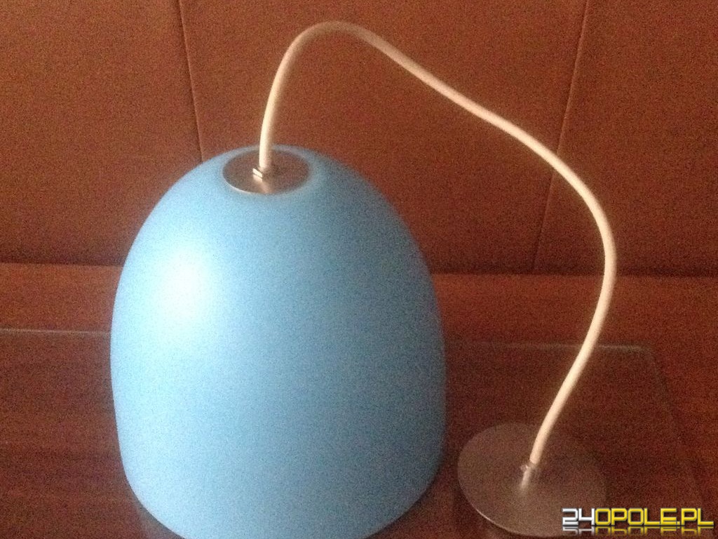 Lampa wisząca ze szklanym kloszem.