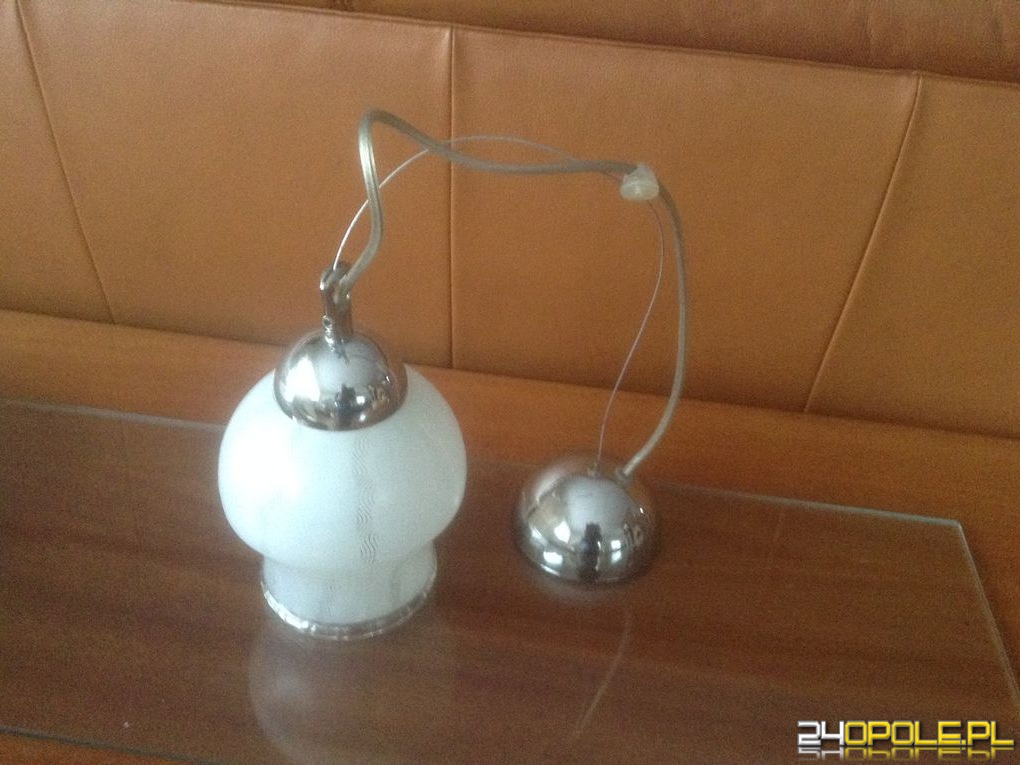 lampa wisząca z regulowaną długością zwisu i kloszem szklanym.