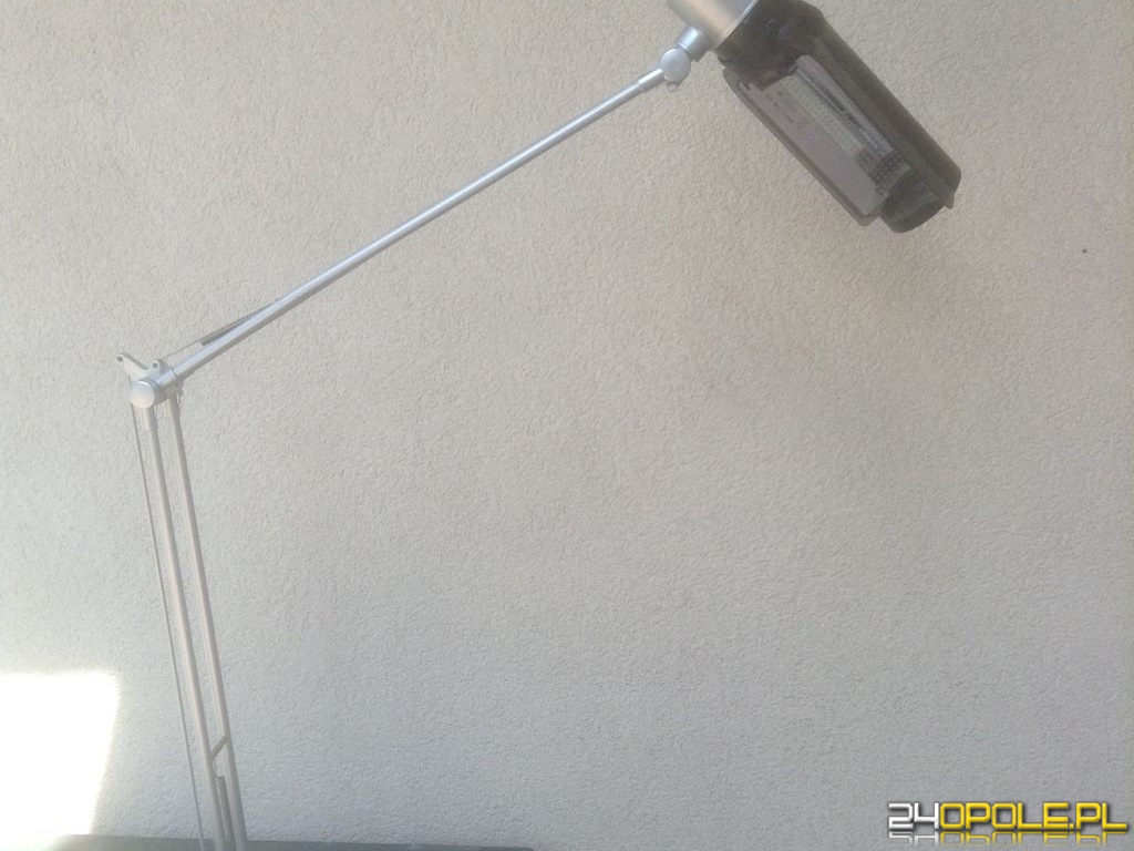 Lampa biurkowa z ruchomym ramieniem i regulacją ustawienia w 3 płaszczyznach.