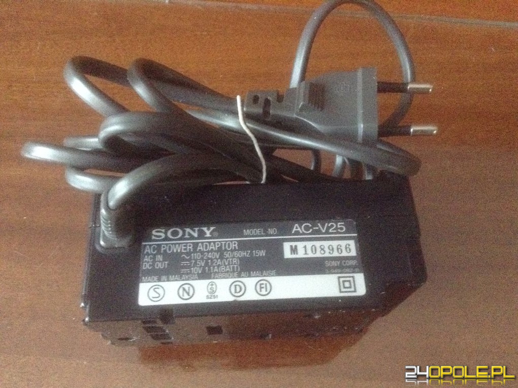 ładowarka sieciowa do akumulatorów zasilających kamerę SONY NP-70.