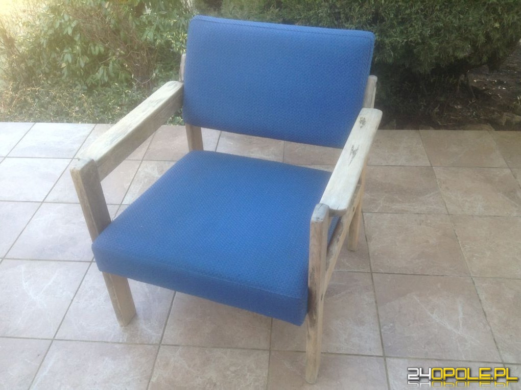 Fotel z litego drewna z podłokietnikami i miękką tapicerką z lat PRL.