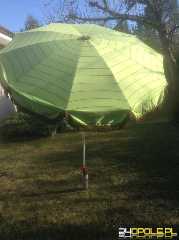 Parasol ogrodowy z uchylną czaszą o średnicy 320cm.