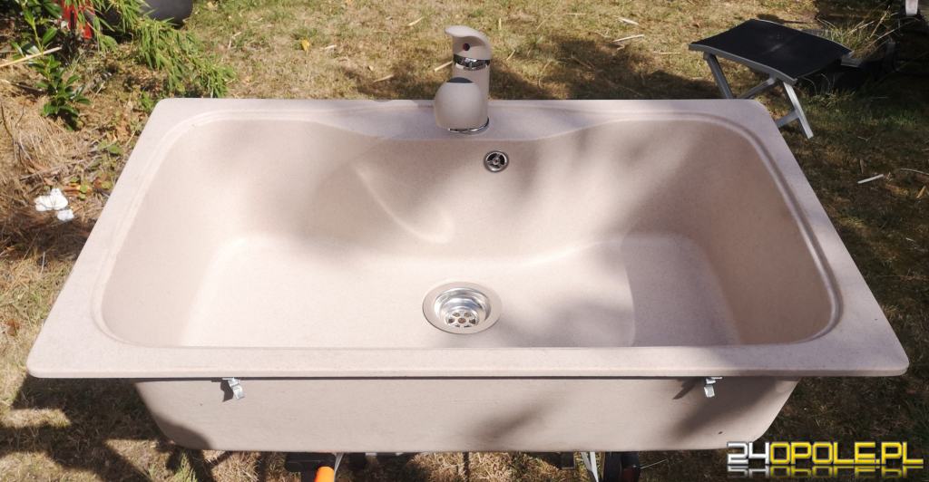 Zlewozmywak ceramiczny marki Barazza z armaturą lub bez