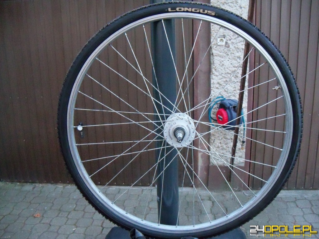 kompletne przednie  koło rowerowe z prądnicą 28 cali .