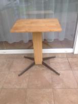 Stolik z drewnianym blatem na metalowym solidnym stelażu.