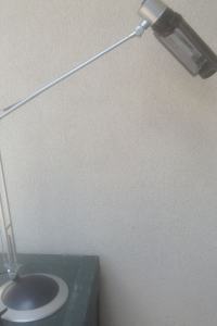Lampa biurkowa z ruchomym ramieniem i regulacją ustawienia w 3 płaszczyznach.