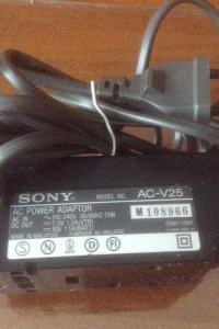ładowarka sieciowa do akumlatowów zasilających kamerę SONY NP-70.