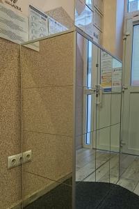 Lustrzana lada recepcyjna, recepcja glamour, luksusowy pulpit recepcyjny, komoda salon beauty