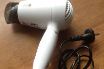 Suszarka do włosów ze składaną rączką.