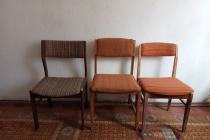 3 solidne krzesła drewniane tapicerowane z lat PRL.