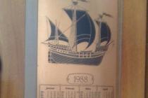 Kalendarz z 1988r do zawieszenia wykonany na płytce miedzianej.