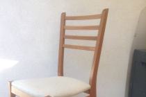 Krzesło drewniane z wysokim oparciem i miękką tapicerką- PRL.