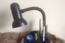 Lampka biurkowa  z ruchomym elastycznym ramieniem.