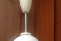 Lampa wisząca z kloszem z matowego białego szkła.
