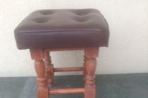 Taboret z miękką tapicerką ze skóry ekologicznej