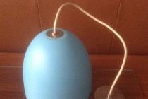 Lampa wisząca ze szklanym kloszem.