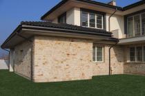 Kamień na dom elewację ściany domu parterowego mieszkalnego